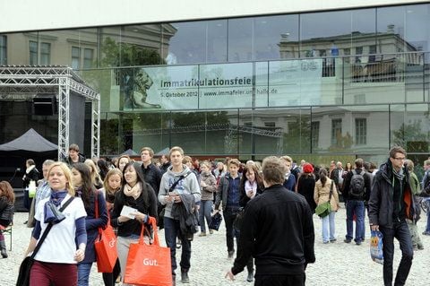 Immatrikulation der Erstsemesterstudenten an der MLU auf dem Uniplatz in Halle. (FOTO: LUTZ WINKLER)