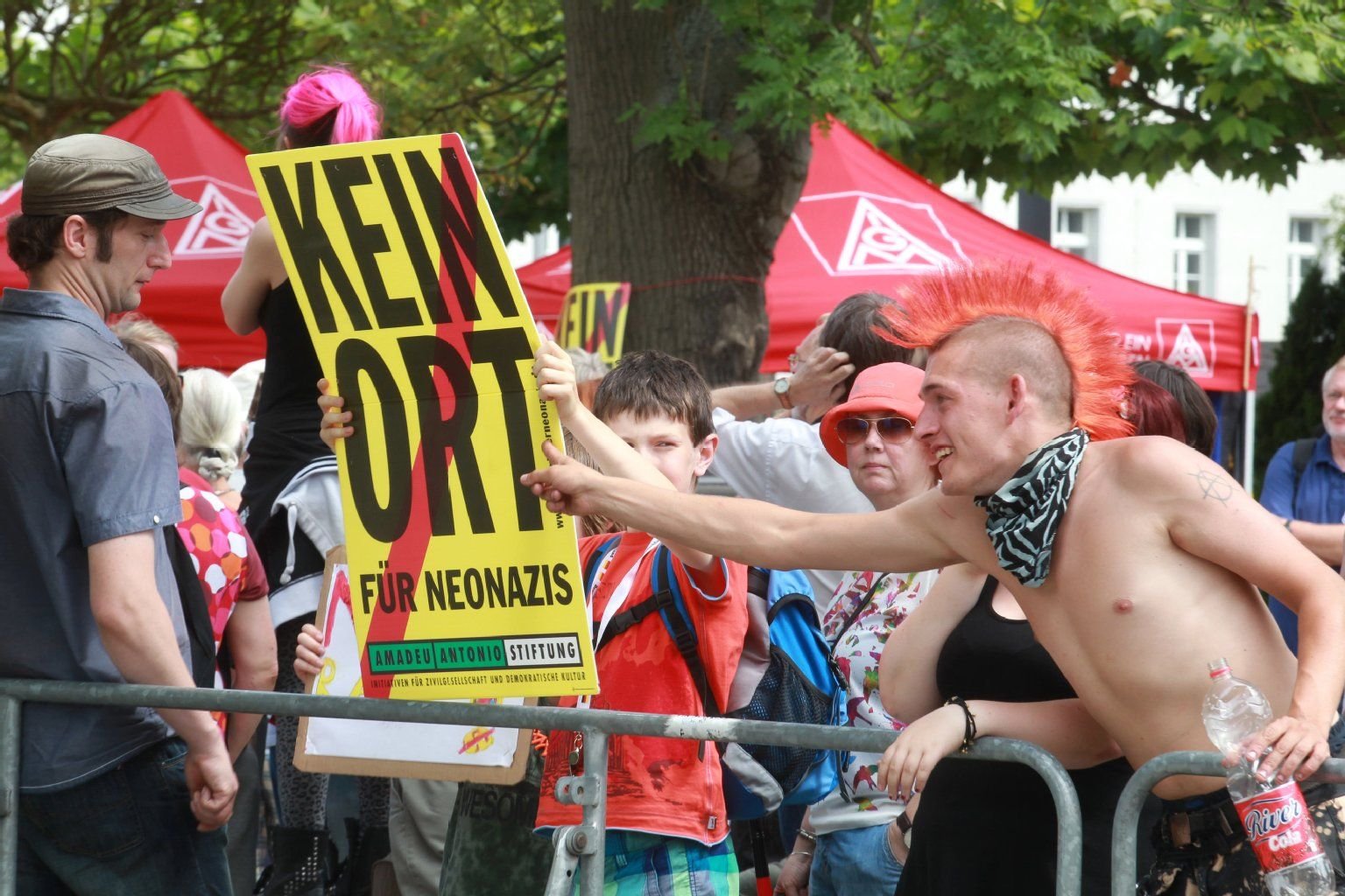 Mitglieder eines linken Aktionsbündnisses demonstrieren am 05.07.2014 in Gera (Thüringen) gegen eine Musikveranstaltung der NPD. Bereits zum 12. Mal findet in der Ostthüringer Stadt das Rechtsrockkonzert "Rock für Deutschland" statt.