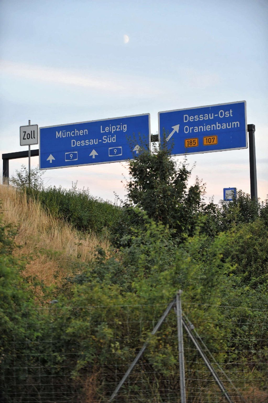 Hinweisschilder an der Autobahn 9 bei Dessau