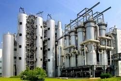 Die Produktionstürme des «Nordzucker»-Werks in Klein Wanzleben zur Zuckerproduktion wurde von 1992 bis 1994 auf einer 100 Hektar großen Fläche errichtet. Die für die Produktion benötigte Elektroenergie wird durch eine Dampfturbine selbst erzeugt. Die eigentliche Herstellung des Zuckers findet in den Monaten September bis Dezember statt. (Archivfoto: dpa)