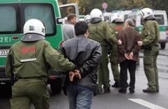 Die Polizei nimmt am Freitag an der Bezirksgrenze von Neukölln und Tempelhof in Berlin nach einer Massenschlägerei mehrere Männer fest. (Foto: dpa)