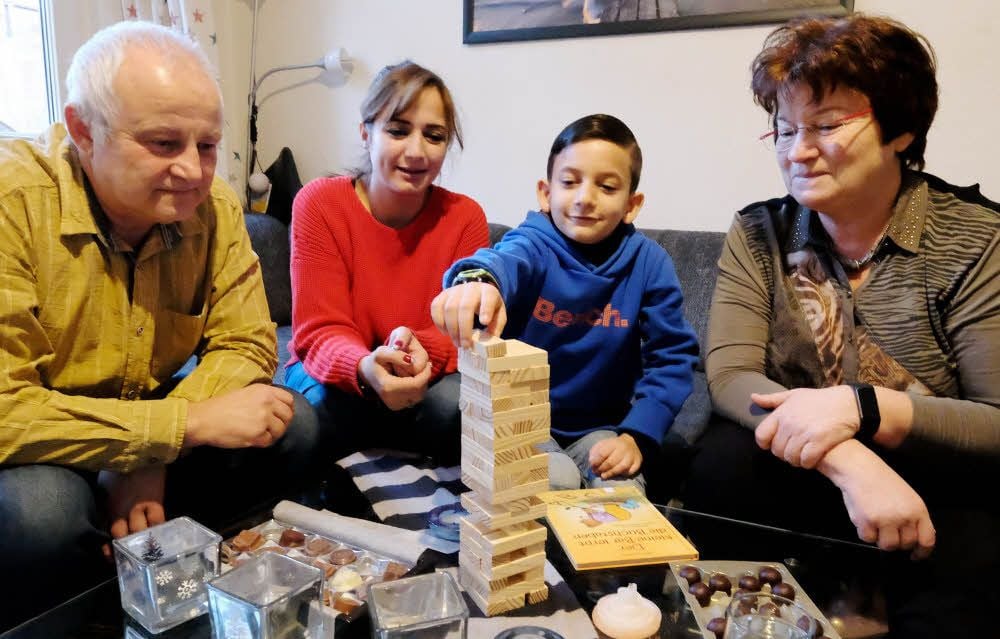 Karsten Thärigen (links) und seine Frau Roswitha (rechts) helfen Mutter Jehan Afifi und ihrem Sohn Raed, wo es nur geht. Und manchmal wird auch einfach nur gespielt. Für Raed ist das Paar zu neuen Großeltern geworden.