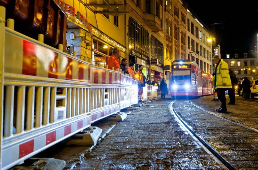 Um 17.11 Uhr konnte eine Straßenbahn der Linie 8 wieder in Schrittgeschwindigkeit an der Schadensstelle vorbeifahren.