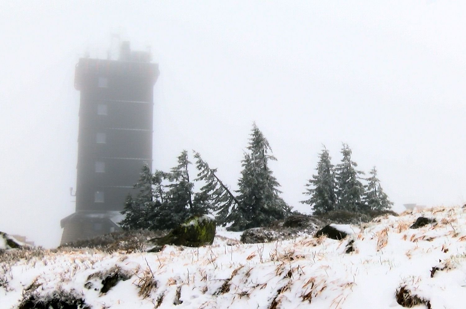 Die Station des Deutschen Wetterdienstes auf dem Brocken ist in Nebel gehüllt.