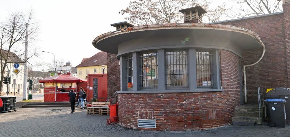 Der alte Trothaer Trafo, einst mit Tankstelle.