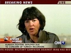 Christiane Amanpour, Internationale Chefkorrespondentin des amerikanischen Nachrichtensenders CNN, berichtet über den Ausbruch des Irak-Kriegs am 20. März 2003 (Archivbild). Die Tochter eines iranischen Geschäftsmannes und einer Engländerin war auch schon im Golfkrieg auf dem Bildschirm präsent. Aber anders als damals sind viele Kolleginnen anderer Medien ebenfalls im Kriegseinsatz. (Foto: dpa)