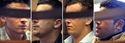 Die Bildkombo zeigt die wegen eines Überfalls auf ein Pokerturnier Angeklagten Vedat S. (v.l.), Mustafa U., Ahmad el A. und Jihad C., die am 17.06.2010 in Berlin im Sitzungssaal des Landgerichts sitzen. (FOTO: DPA)