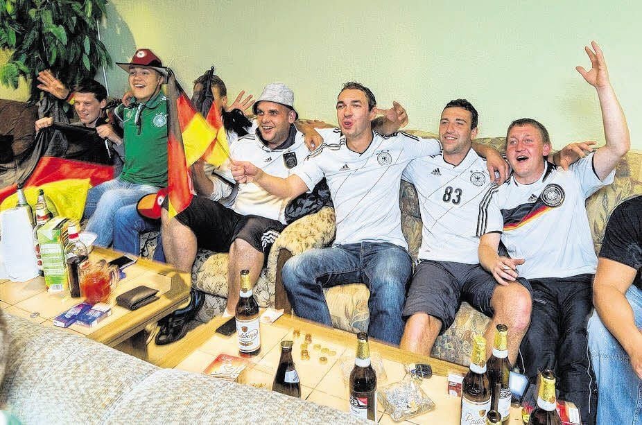 Die Mitglieder des SV Zöschen konnten den Fußballabend mit Bier und Pizza genießen.