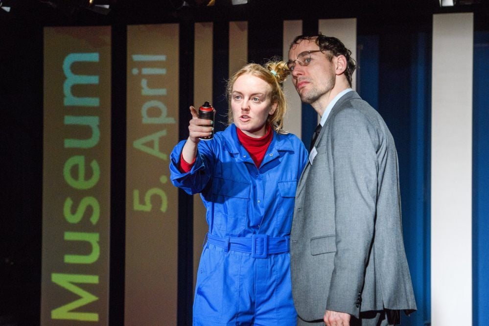 In der neuen Naumburger Inszenierung „Das Maß der Dinge“ spielen Pia Koch als Evelyn und Jörg Vogel als Adam zwei gegensätzliche Kunststudenten. Mit einer zufälligen Begegnung in einem Museum nimmt eine vermeintliche Liebesgeschichte voller Manipulation mit überraschendem Ausgang ihren Lauf.