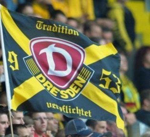 Eine Fahne von Dynamo Dresden weht im Stadion.