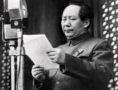 Mao Tsetung, Vorsitzende des Zentralkomitees und Politbüros der Kommunistischen Partei Chinas, proklamiert am 1. Oktober 1949 in Peking die Gründung der Volksrepublik China. (Foto: dpa)