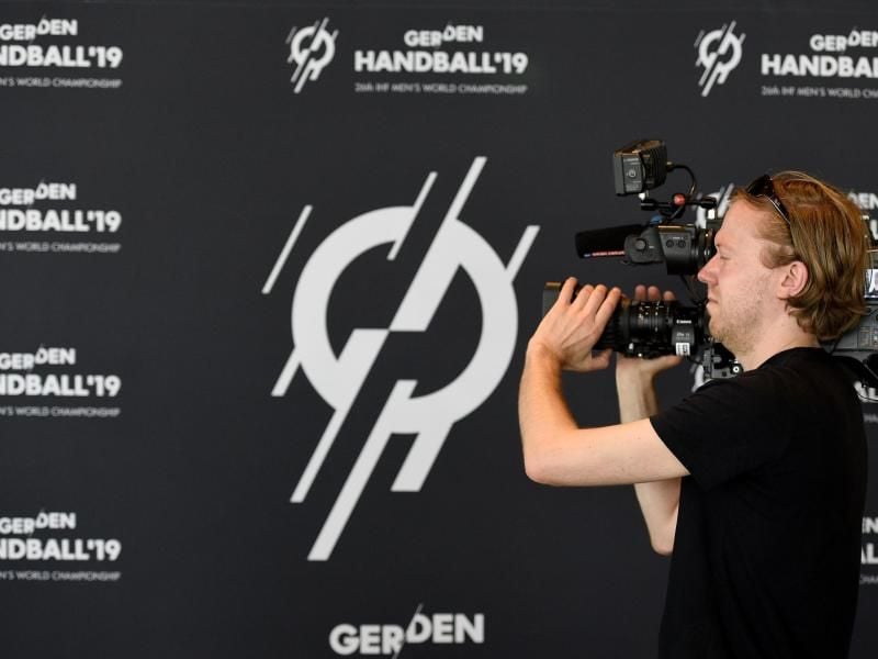 Ein Kameramann filmt das Logo der Handball-WM 2019, die in Deutschland und Dänemark ausgetragen wird. Foto: Rainer Jensen