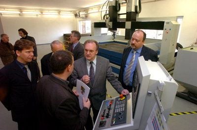 Rund 400 000 Euro investiert das Unternehmen in neue Maschinen, fast 80 000 Euro hat Wirtschaftsminister Reiner Haseloff (CDU) als Förderung an Metogla in Coswig überreicht. (FOTO: MZ)