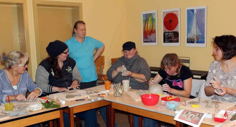 Unter der fachkundigen Anleitung von Pfarrerin Viola Hendgen (stehend) fertigten die zehn Frauen in Annaburg vornehmlich Stücke fürs bevorstehende Weihnachtsfest.