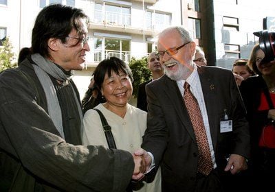 Der Projektleiter der Frankfurter Buchmesse, Peter Ripken (rechts), begrüßt den exilchinesischen Autor Bei Ling und die china-kritische Autorin Dai Qing vor Beginn eines Symposiums. (ARCHIVFOTO: DPA)
