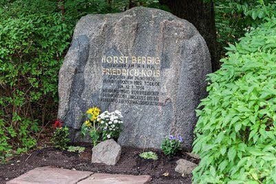 Der Gedenkstein ist gesäubert und die Inschrift erneuert.