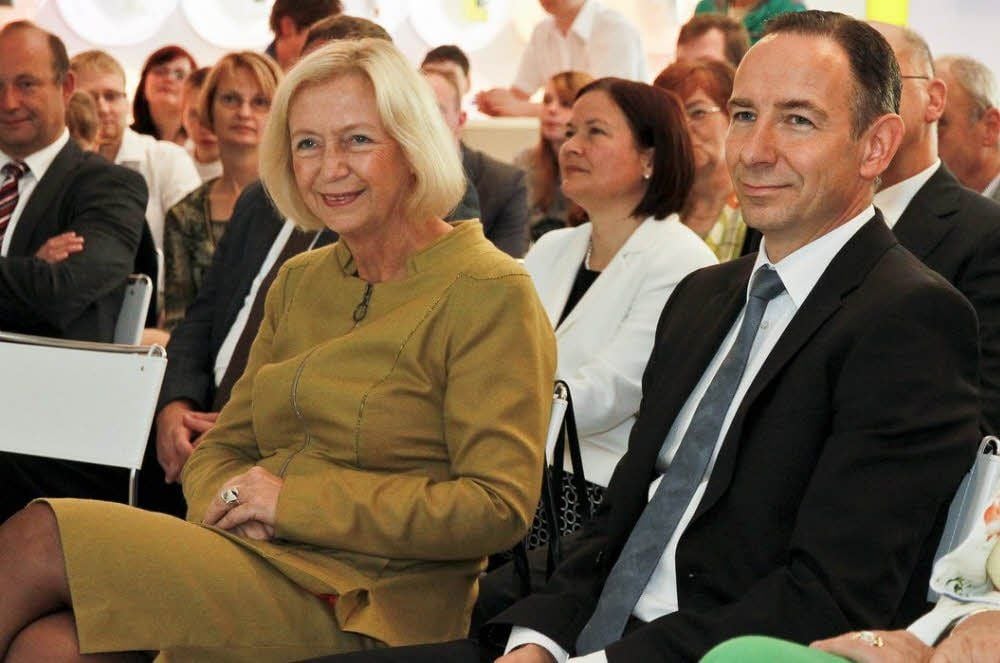 Ministerin Johanna Wanka mit Infra-Chef Christof Günther.