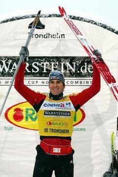 Ronny Ackermann freut sich am 6. Dezember 2003 in Granaasen über seinen Sieg. (Foto: dpa)