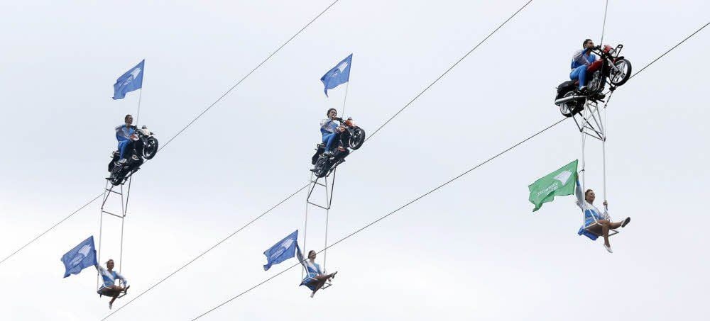 Das Finale der Hochseil-Show: Ein Wettrennen auf drei Motorrädern quer über die Elbe.