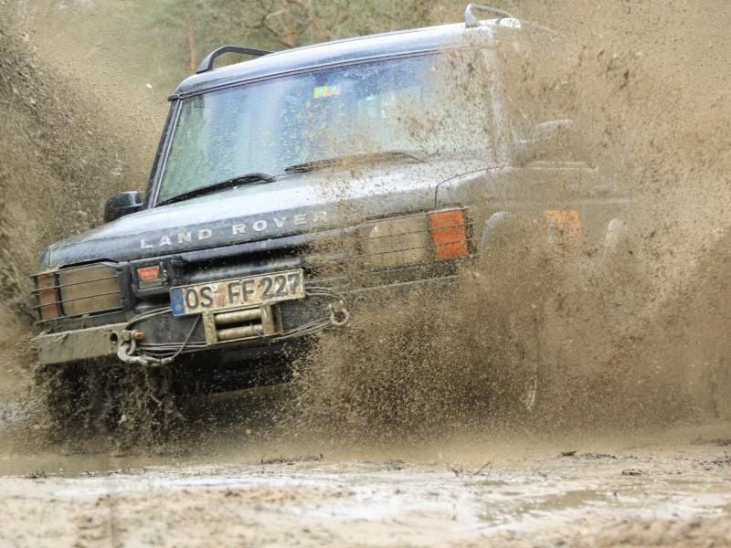 Geländetauglich oder nicht? Mancher SUV-Fahrer will es wissen - und steuert mit seinem Allradler eine Offroad-Piste an.