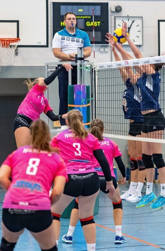 Auch die dritte Liga im Volleyball - hier ein Duell zwischen USV Halle (pink) und Potsdam - könnte pausieren.