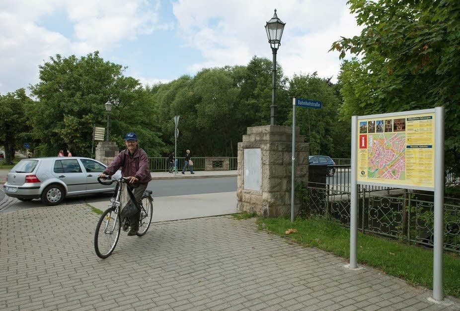 An der Bahnhofsbrücke in Quedlinburg steht eine neue Info-Tafel der QTM.