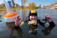 Taucher Jörg Grohmann aus Güstrow zeigt am Mittwoch (14.04.2004) das Okay-Zeichen für einen Übungstauchgang in der Elde in Plau am See (Landkreis Parchim). Am Wochenende wollen sieben Taucher den bestehenden Rekord im Langstreckentauchen brechen und eine Strecke von 33 Kilometer quer durch die Mecklenburger Seenplatte zurücklegen. Für die Strecke zwischen Waren und Plau planen die "Froschmänner" eine Zeit von rund 35 Stunden, dabei lösen sich die drei Zwei-Mann-Teams zu jeder vollen Stunde ab. (Foto: dpa)