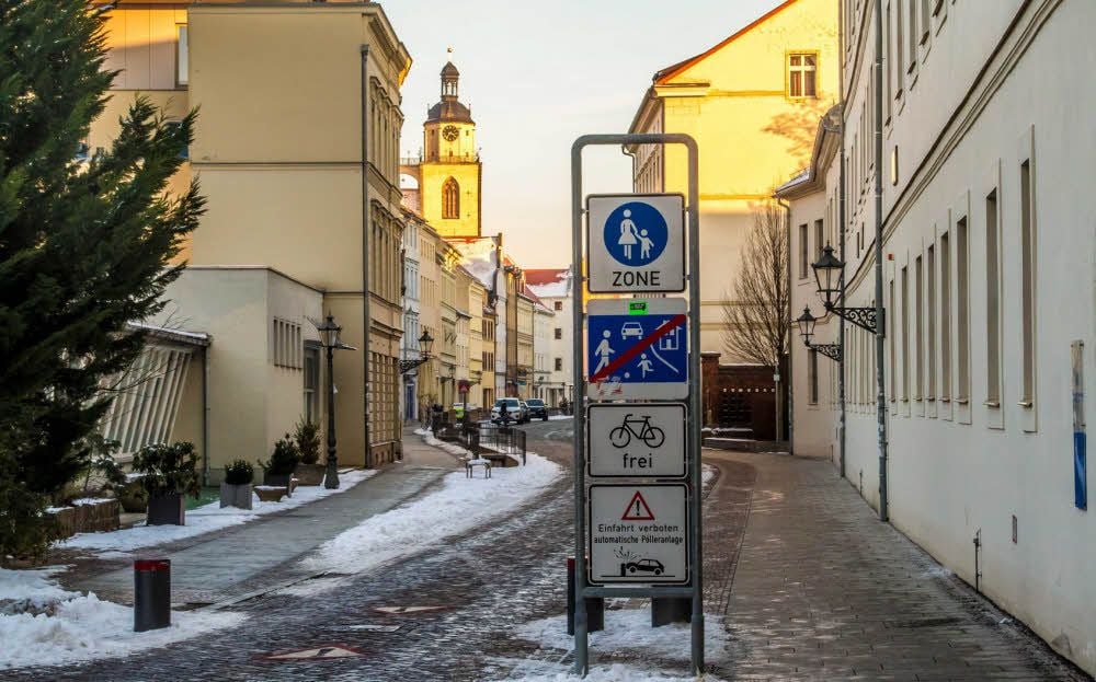 Die Beschilderung weist die Fußgängerzone in Wittenbergs Innenstadt aus.