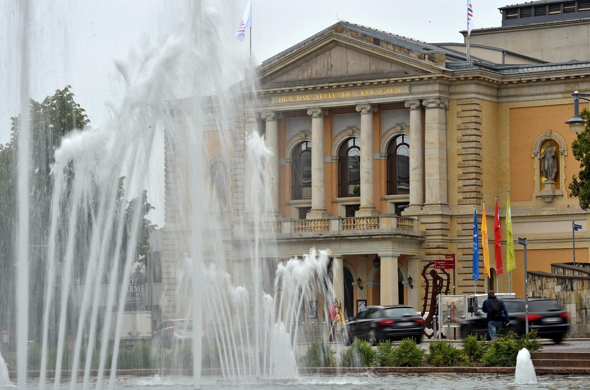 Ein Wasserspiel sprudelt vor der Oper in Halle