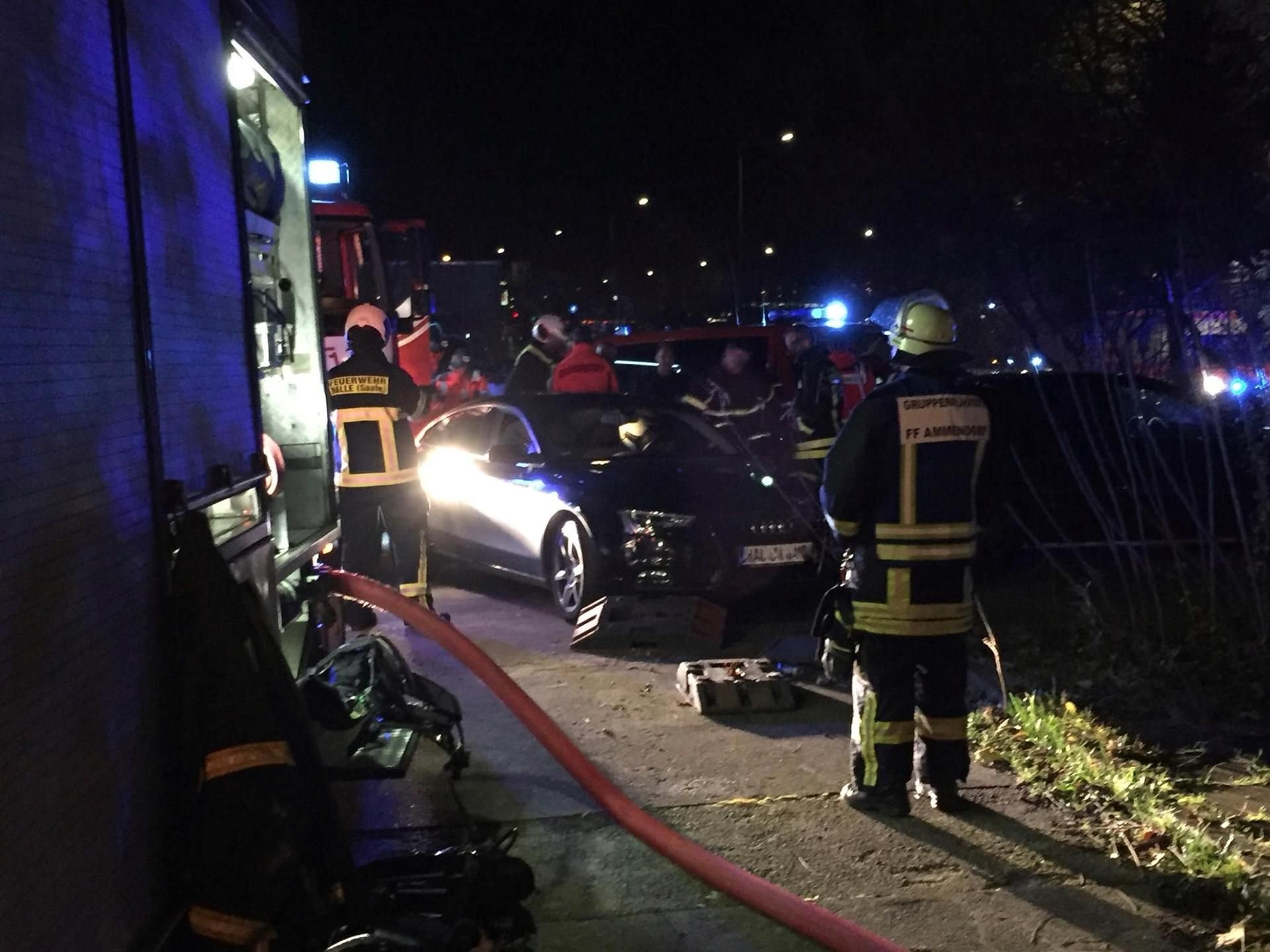 Der Autofahrer beschädigte einen Feuerwehrwagen und einen parkenden Mercedes.