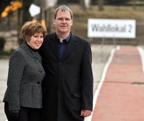 Der SPD-Spitzenkandidat für die Landtagswahl in Sachsen-Anhalt, Jens Bullerjahn, und seine Ehefrau Kerstin verlassen am Sonntag in Ahlsdorf nach der Stimmenabgabe für die Landtagswahl das Wahllokal. (FOTO: DPA)