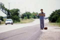 Borat Sagdiyev (Sacha Baron Cohen) steht an einer Straße und hält ein Schild mit der Aufschrift «Malibu» in den Händen (undatierte Filmszene). Borat ist überzeugt von den Traditionen seiner Heimat wie Korruption, Waffenschieberei oder Prostitution. Mit diesen Werten reist er in die USA, um die Sitten, Gebräuche und Menschen dort zu studieren. Er tourt durch das Land und verblüfft seine Gesprächspartner immer wieder mit seiner überaus schockierenden Sicht der Dinge. Der Streifen «Borat» läuft am 02.11.2006 in den Kinos an. (Foto: dpa)