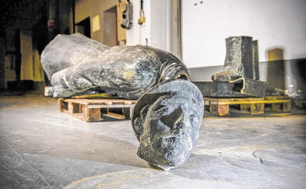 Letzte Ruhe in der Kasernengarage: Nur eine der ehemals drei Bronzefiguren ist wenigstens noch teilweise vorhanden, die anderen sind spurlos verschwunden - obwohl die mutmaßlichen Diebe gefasst wurden.