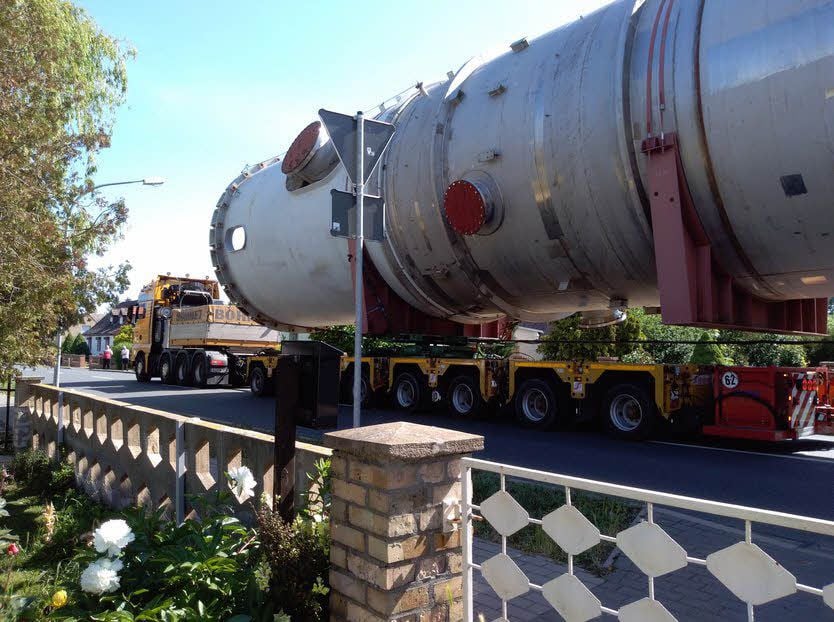Bei dem Schwerlasttransport am 2. Juni wurde eine Kunststoff-Produktionsanlage der Firma Quinn Chemicals aus Leuna durch Bennstedt nach China verschifft.