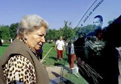 Kurz vor der Enthüllung des Grabmals für Falco auf dem Zentralfriedhof in Wien steht seine Mutter Maria Hölzel am Grab (Archivfoto vom 31.08.1999). (Foto: dpa)