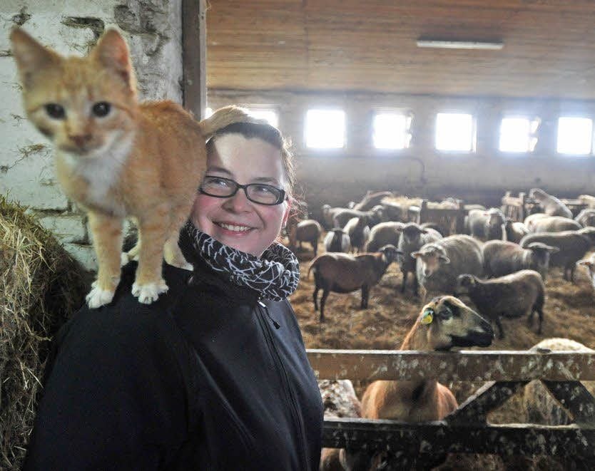 Kerstin Schulz mit ihrem Kater vor dem Schafstall. In den nächsten Tagen wird mit der Geburt von Lämmern gerechnet.
