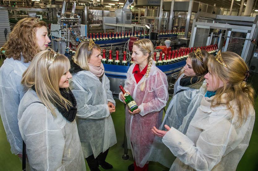 Auch für Weinmajestäten stehen Hygiene-Vorschriften noch über der standesgemäßen Kleiderordnung. Daniela Othenthal vom Rotkäppchen-Marketing (3.v.r.) führt sie durch die modernen Abfüllhallen.