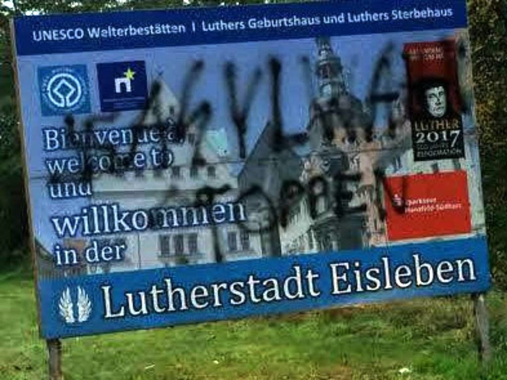 Beschmierter Aufsteller in Eisleben.