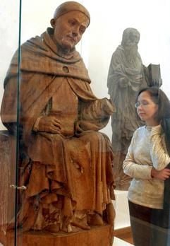 Eine Frau betrachtet am 23.01.2003 in einem Ausstellungsraum der Kustodie der Universität Leipzig die in einer Glasvitrine ausgestellte Grabfigur des Meißnischen Markgrafen Dietrich von Wettin, gen. Diezmann (1260-1307), aus dem Jahre 1310. Die Holzfigur von einem unbekannten Meister gehört zu den Kunstschätzen der 1968 im Leipziger Stadtzentrum gesprengten Pauliner-Kirche. Um den Wiederaufbau der Kirche, an deren Stelle jetzt das Hauptgebäude der Universität steht, gibt es seit vielen Monaten Diskussionen. Ausgelöst wurden sie durch die neue Bebauung des Hochschulgeländes, die die Universität Leipzig im Jahre 2009 anlässlich ihres 600-jährigen Bestehens vorsieht. Unter Umständen will sich nun auch die katholische Kirche für einen Wiederaufbau des evangelischen Baus einsetzen. (Foto: dpa)