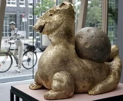 Eine Frau betrachtet die Skulptur «Hund II» im Eingang der neuen NRW-Landesvertretung in Berlin (Foto vom 26.07.2005). Zumindest künstlerisch ist Nordrhein-Westfalen auf den «Hund» gekommen. Die Skulptur «Hund II» des gerade in Venedig mit einem Goldenen Löwen ausgezeichnete Düsseldorfer Bildhauer Thomas Schütte (51) ziert jetzt den Eingang der neuen NRW-Landesvertretung in Berlin. (Foto: dpa)