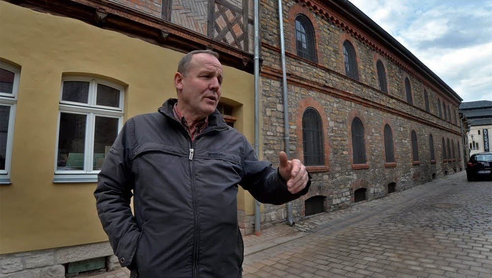 Thomas Winter vor den sanierten Gebäuden Am Grauen Hof. Aus den ehemaligen Ruinen sind Schmuckstücke geworden.