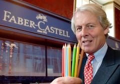 ARCHIV - Anton Wolfgang Graf von Faber-Castell präsentiert im Schloss Faber-Castell in Stein bei Nürnberg Buntstifte (Archivfoto vom 28.09.2005). Der Herrscher der Welt des Bleistifts feiert am Dienstag (07.06.2006) seinen 65. Geburtstag. Faber-Castell führt das 1761 gegründete Familienunternehmen in der achten Generation und hat es zum weltweit bedeutendsten Hersteller von holzgefassten Stiften gemacht. (Foto: dpa)