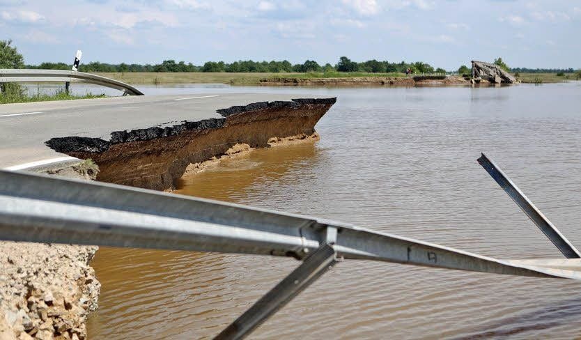 Die vom Hochwasser der Mulde zerstörte Straße zwischen Löbnitz (Sachsen) und Pouch (Sachsen-Anhalt).