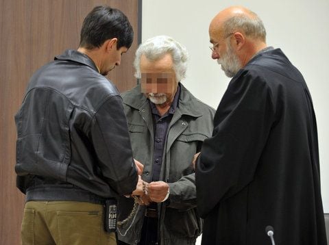 Im Landgericht in Gera wird der Angeklagte Siegfried B. am 25.November 2010 von einem Polizisten in den Verhandlungssaal geführt. (FOTO: ARCHIV/DPA)