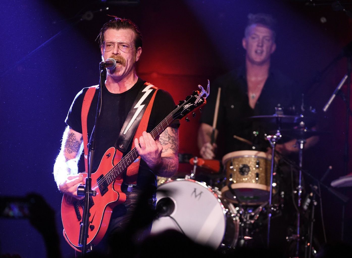 Jesse Hughes (l.) von den Eagles of Death Metal hat sich erstmals in einem Interview zu der Terrornacht im Bataclan geäußert.