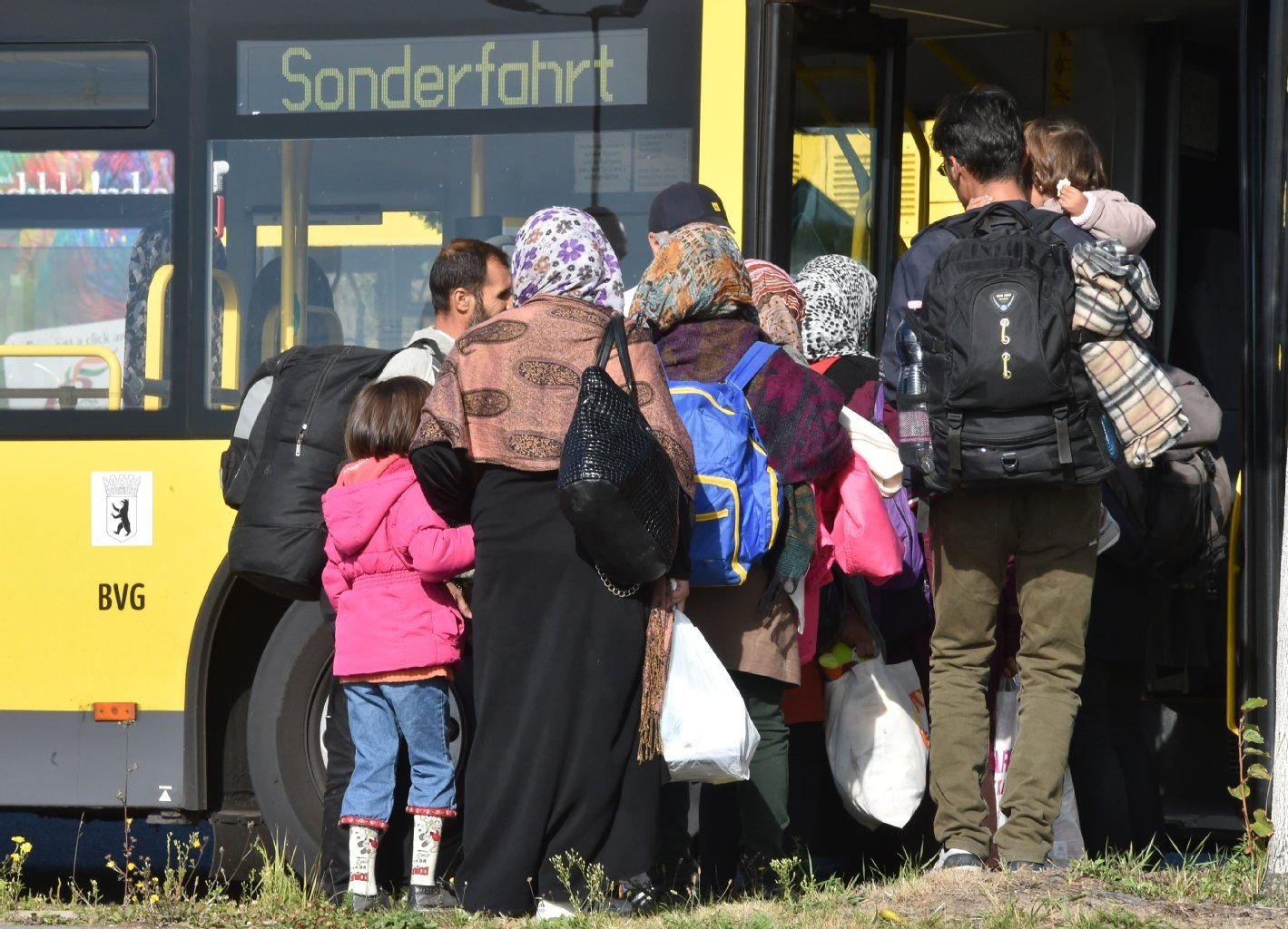 Flüchtlinge werden in Notunterkünfte gebracht.