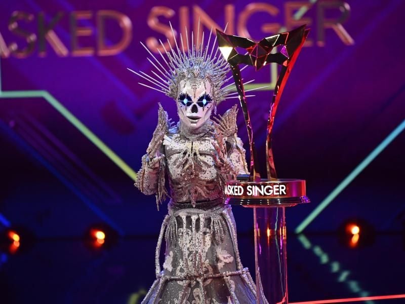 Hinter der Maske des „Skelett” steckte die Gewinnerin Sarah Lombardi. Foto: Willi Weber/ProSieben/dpa