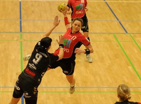 Unions Zofia Fialekova wirft gegen Weiberns Simone Salz. (FOTO: ANDREAS LÖFFLER)