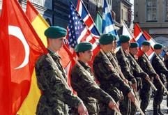 Das Archivbild vom 16.03.1999 zeigt tschechische Soldaten bei einer Feier zum Beitritt der Tschechischen Republik in die Nato in Liberec (Nordböhmen) mit den Flaggen der Nato-Mitgliedsstaaten. Bei ihrem Treffen in Prag am Donnerstag und Freitag nächster Woche (21./22.11.2002) wollen die Staats- und Regierungschefs der 19 Bündnispartner die mehr als 50 Jahre alte Allianz gründlich aufpolieren. (Foto: dpa)