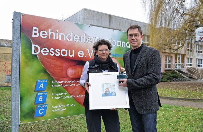 Jan Geier übergibt Urkunde und Sonnenkopp an Liane Griedel vom Ehrenamtlernetzwerk.